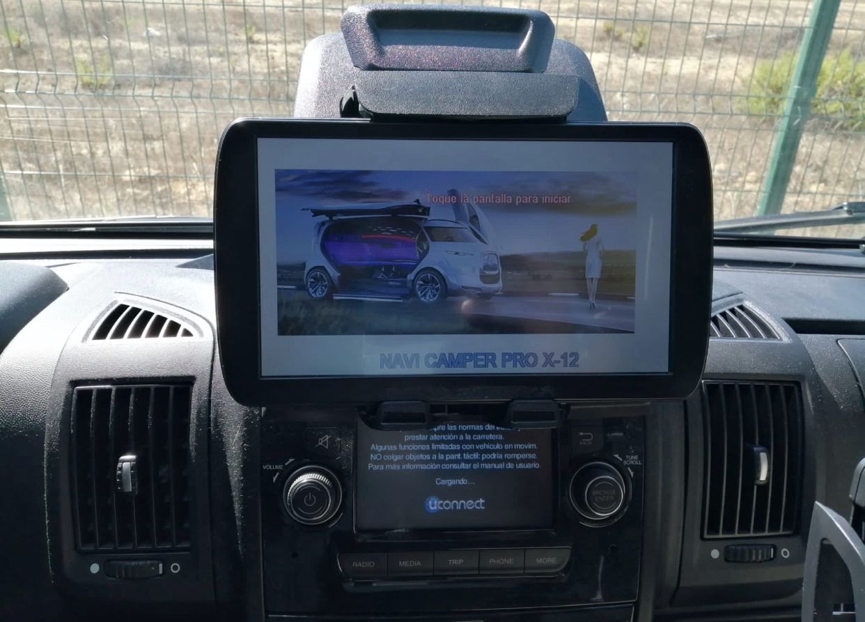Navi Camper Pro X12 en el salpicadero