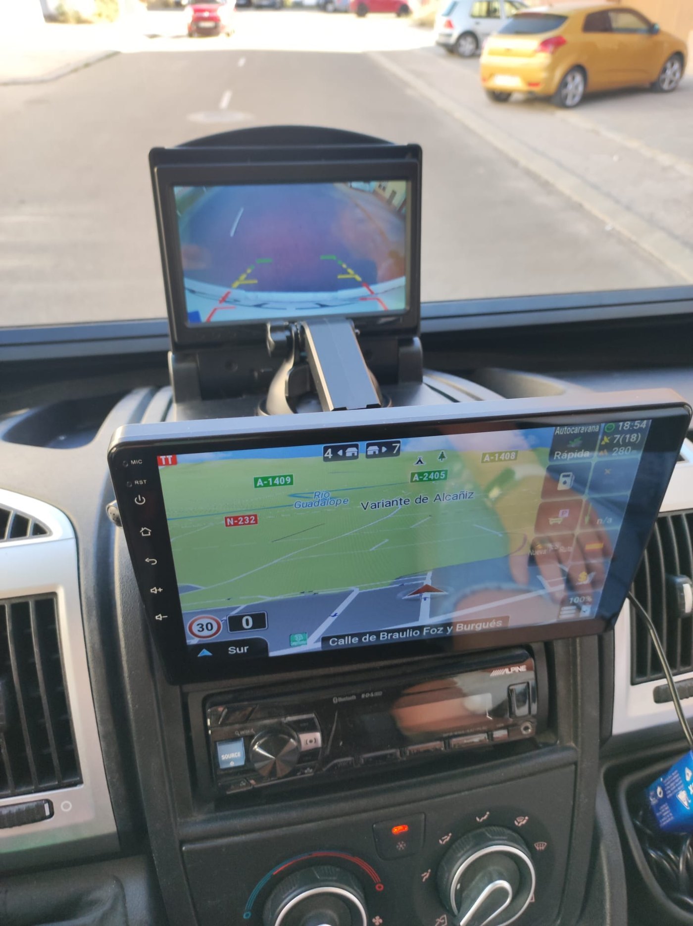 Navi Pro X24 con la c&aacute;mara de marcha atr&aacute;s