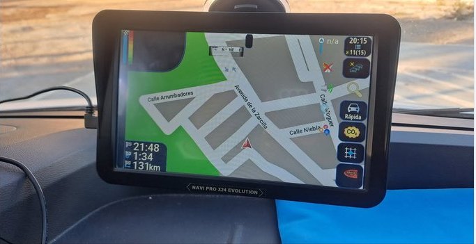 Navi Pro X24 Evolution guiando en ruta