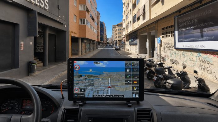 Navi Pro X24 Fusion instalado en el salpicadero de una autocaravana